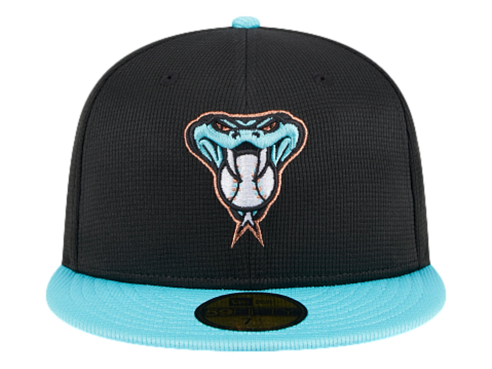 Gorra New Era negra con visera celeste y bordado de una serpiente en el frente.
