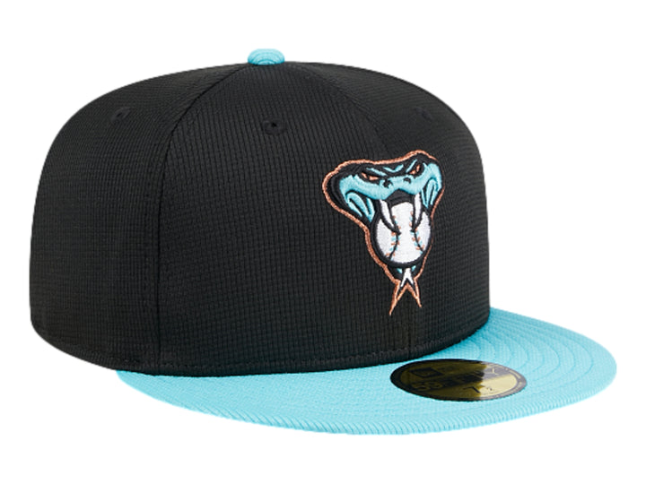 Gorra New Era negra con visera celeste y bordado de una serpiente en el frente.