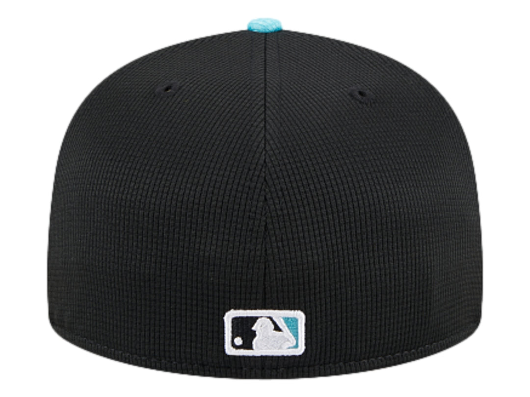 Gorra New Era negra con visera celeste y bordado de una serpiente en el frente.