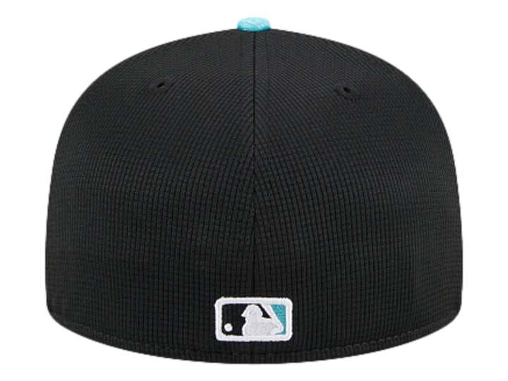 Gorra New Era negra con visera celeste y bordado de una serpiente en el frente.