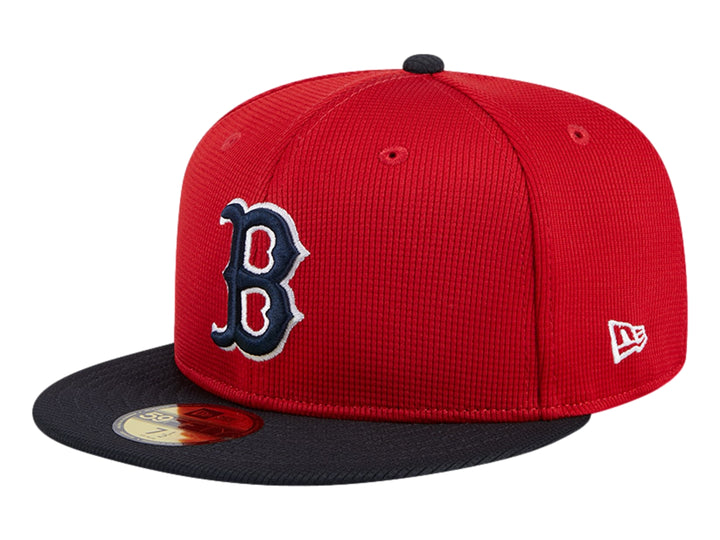 Gorra New Era roja con visera azul marino y logotipo bordado de los Boston Red Sox en el frente.