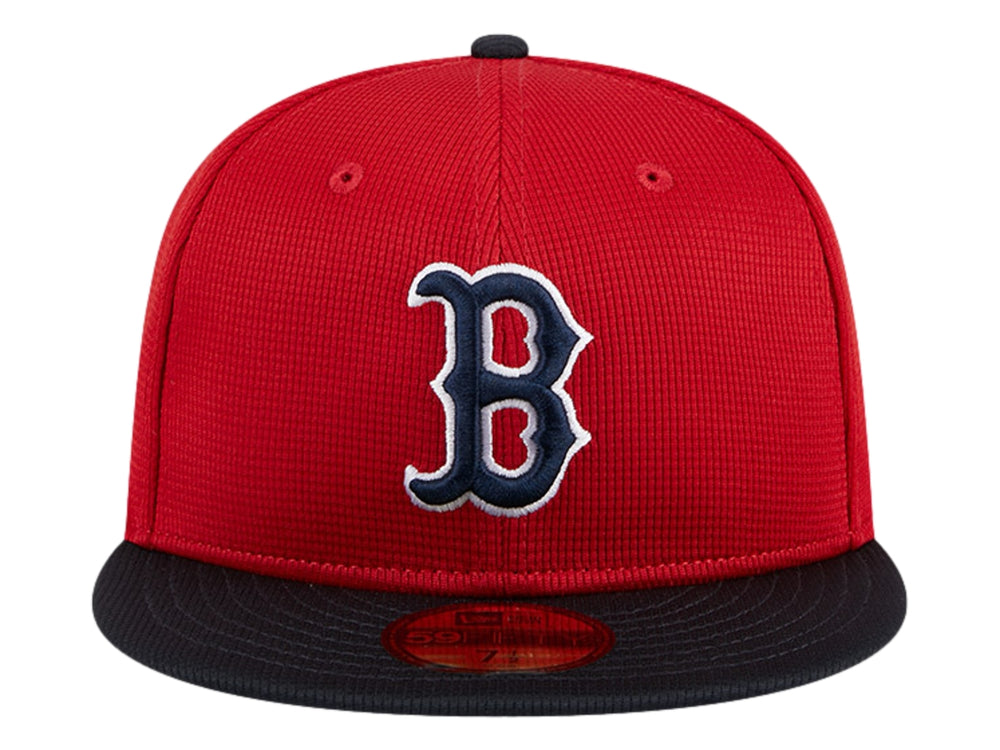 Gorra New Era roja con visera azul marino y logotipo bordado de los Boston Red Sox en el frente.