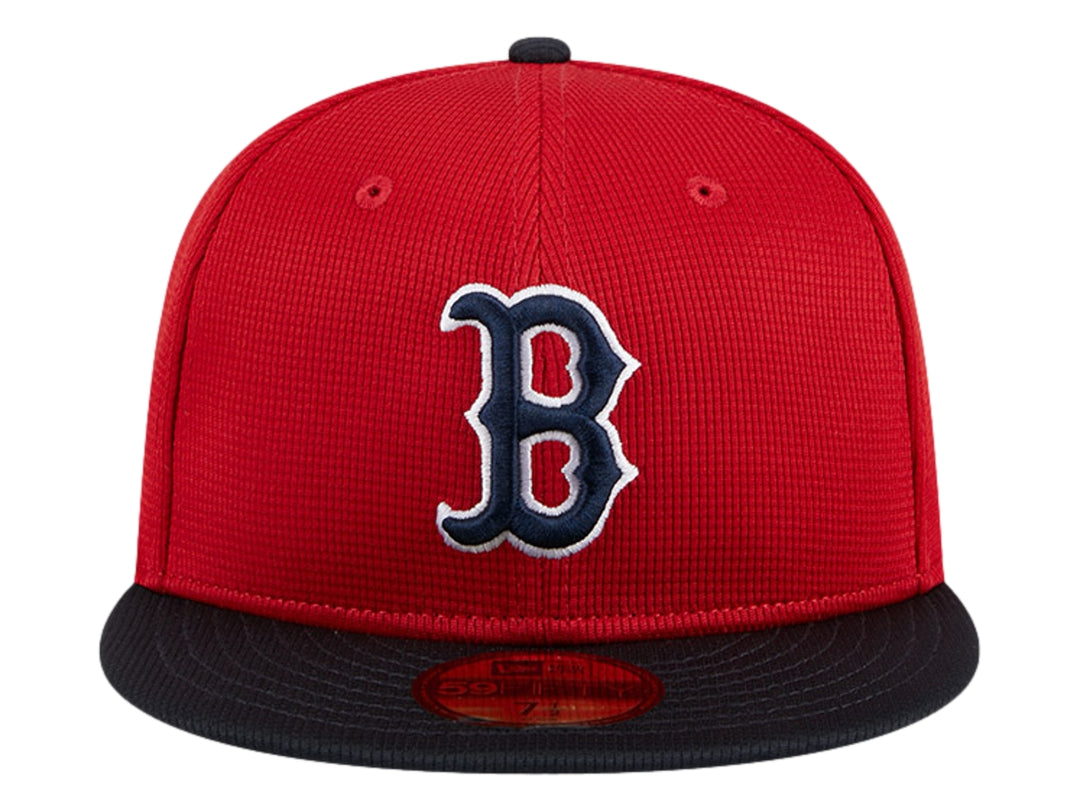 Gorra New Era roja con visera azul marino y logotipo bordado de los Boston Red Sox en el frente.
