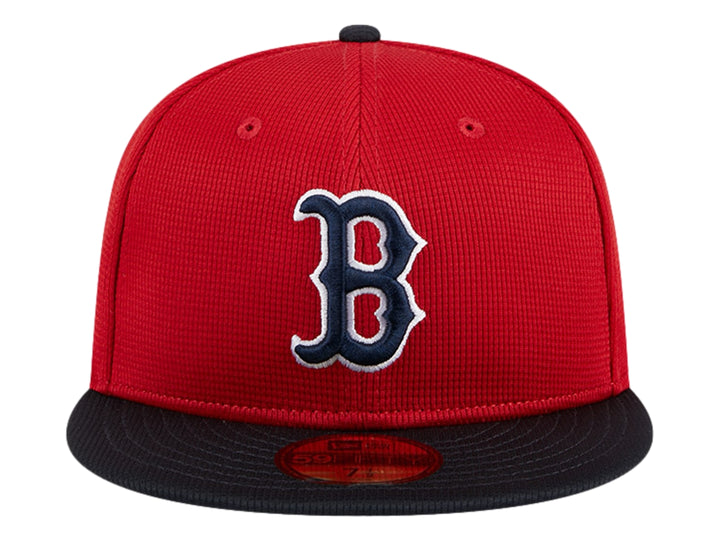 Gorra New Era roja con visera azul marino y logotipo bordado de los Boston Red Sox en el frente.