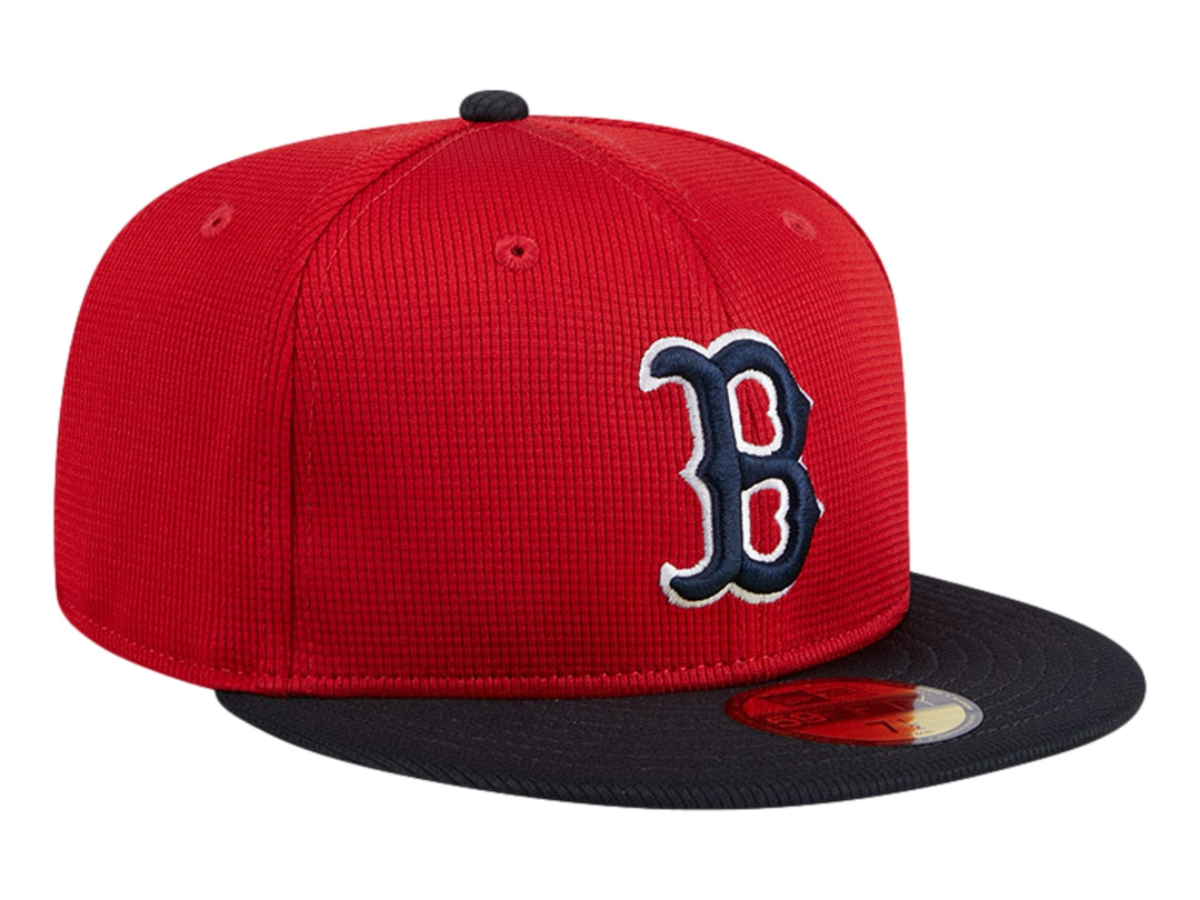 Gorra New Era roja con visera azul marino y logotipo bordado de los Boston Red Sox en el frente.