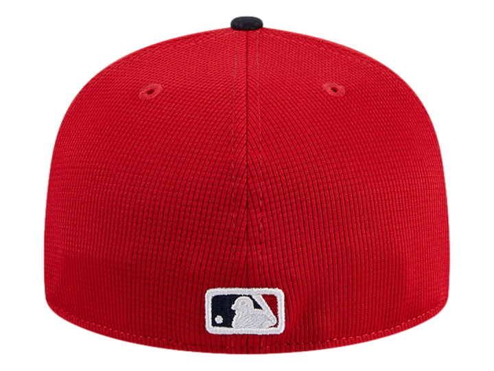 Gorra New Era roja con visera azul marino y logotipo bordado de los Boston Red Sox en el frente.