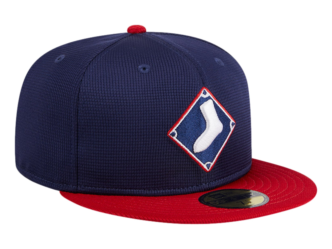 Gorra New Era de los Chicago White Sox en color azul marino con visera roja y logo frontal bordado.