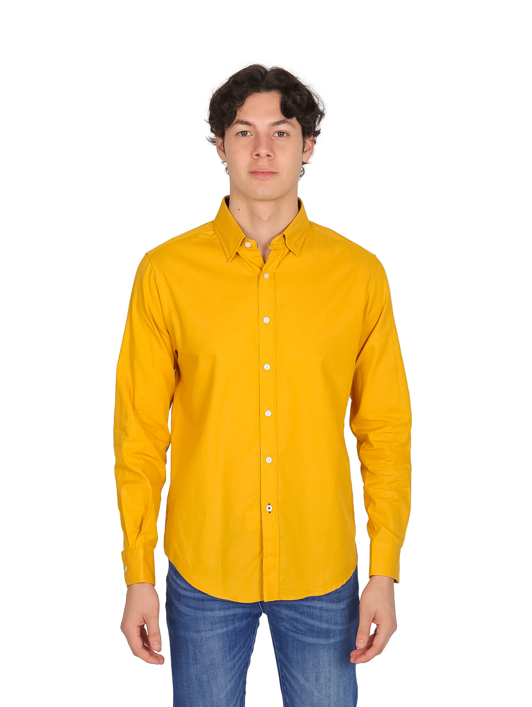 Hombre vistiendo una camisa lisa de color mostaza con manga larga y cuello.