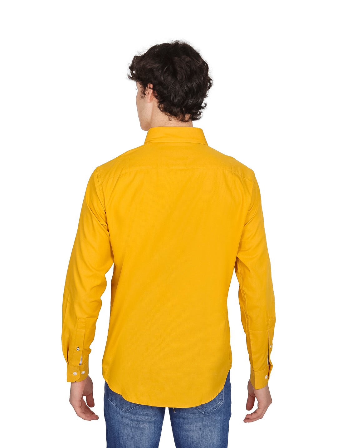 Hombre vistiendo una camisa lisa de color mostaza con manga larga y cuello.