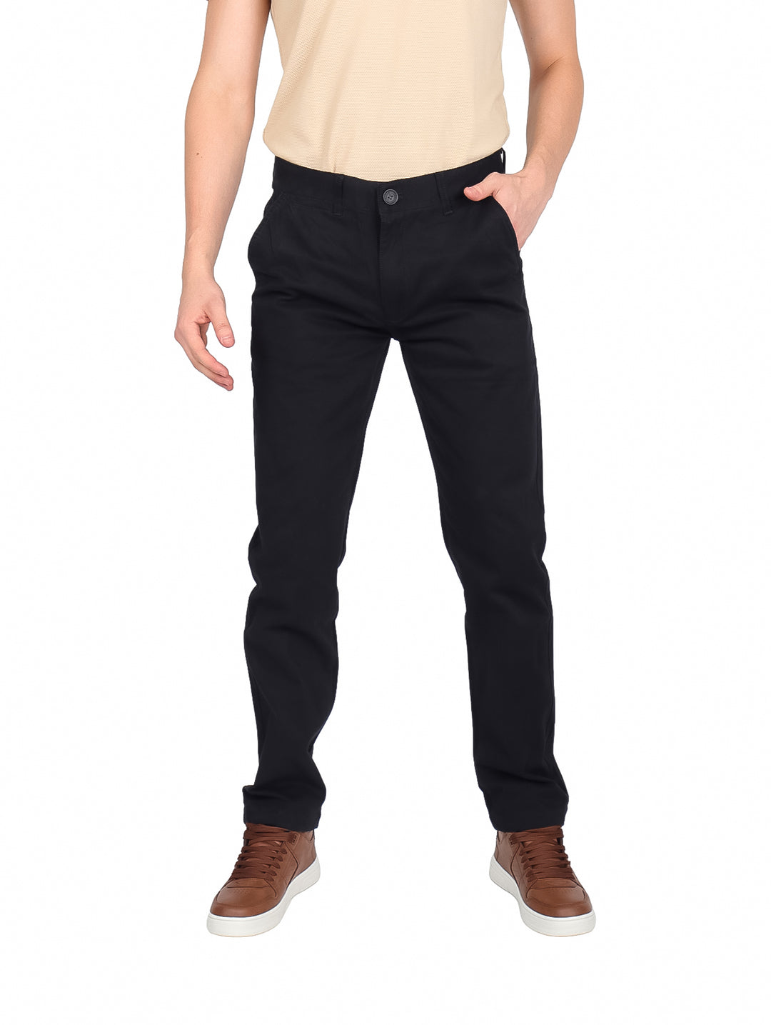 Hombre vistiendo pantalón de gabardina color negro en corte slim fit.