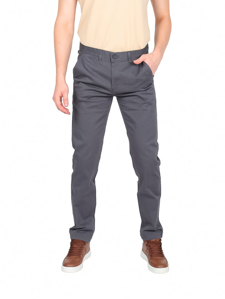 Hombre vistiendo pantalón de gabardina slim en color gris oscuro charcoal con calzado café.