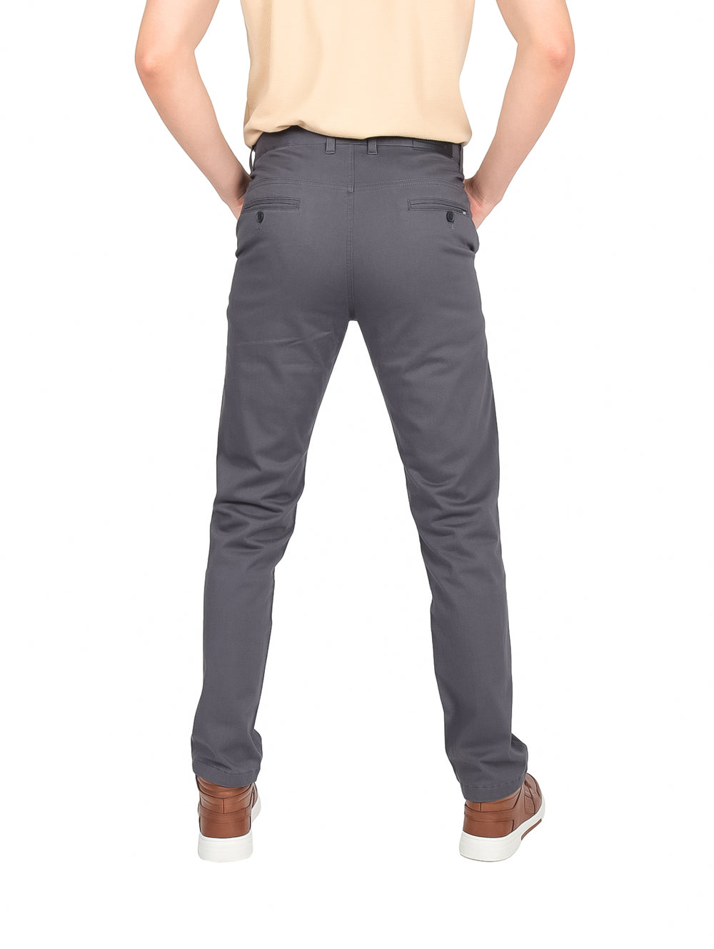 Hombre vistiendo pantalón de gabardina slim en color gris oscuro charcoal con calzado café.