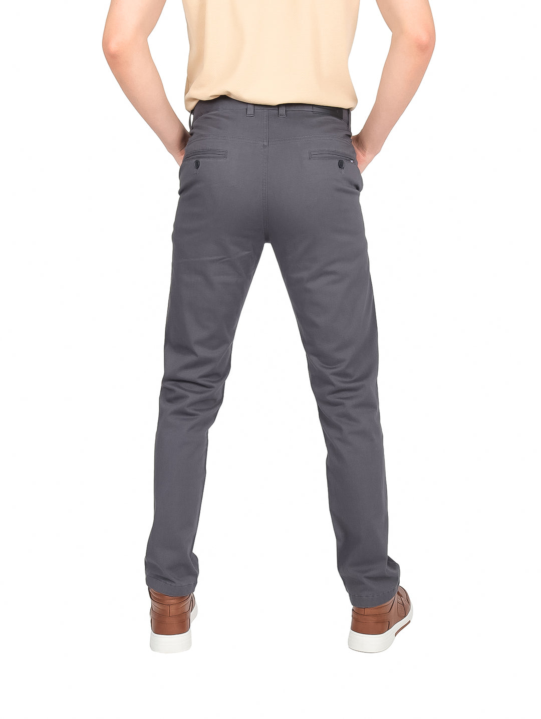 Hombre vistiendo pantalón de gabardina slim en color gris oscuro charcoal con calzado café.