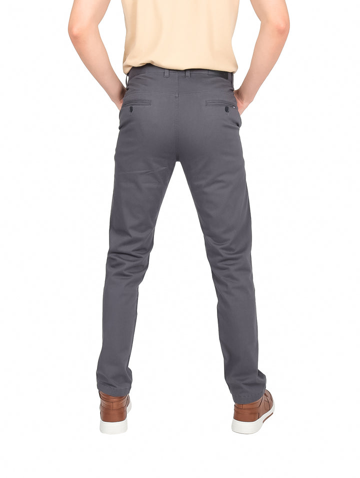Hombre vistiendo pantalón de gabardina slim en color gris oscuro charcoal con calzado café.