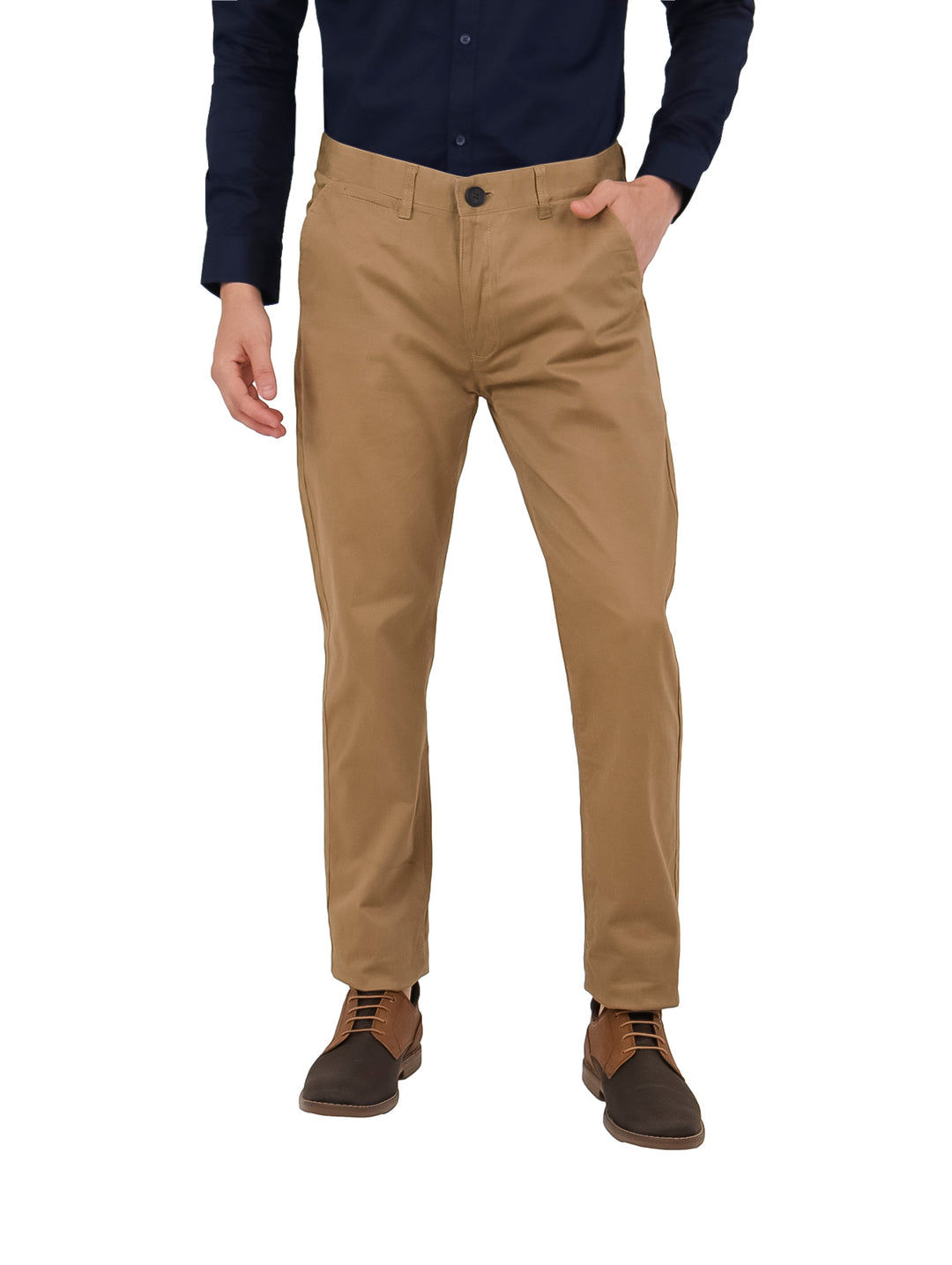 Pantalón de gabardina color camel con corte slim fit para hombre.