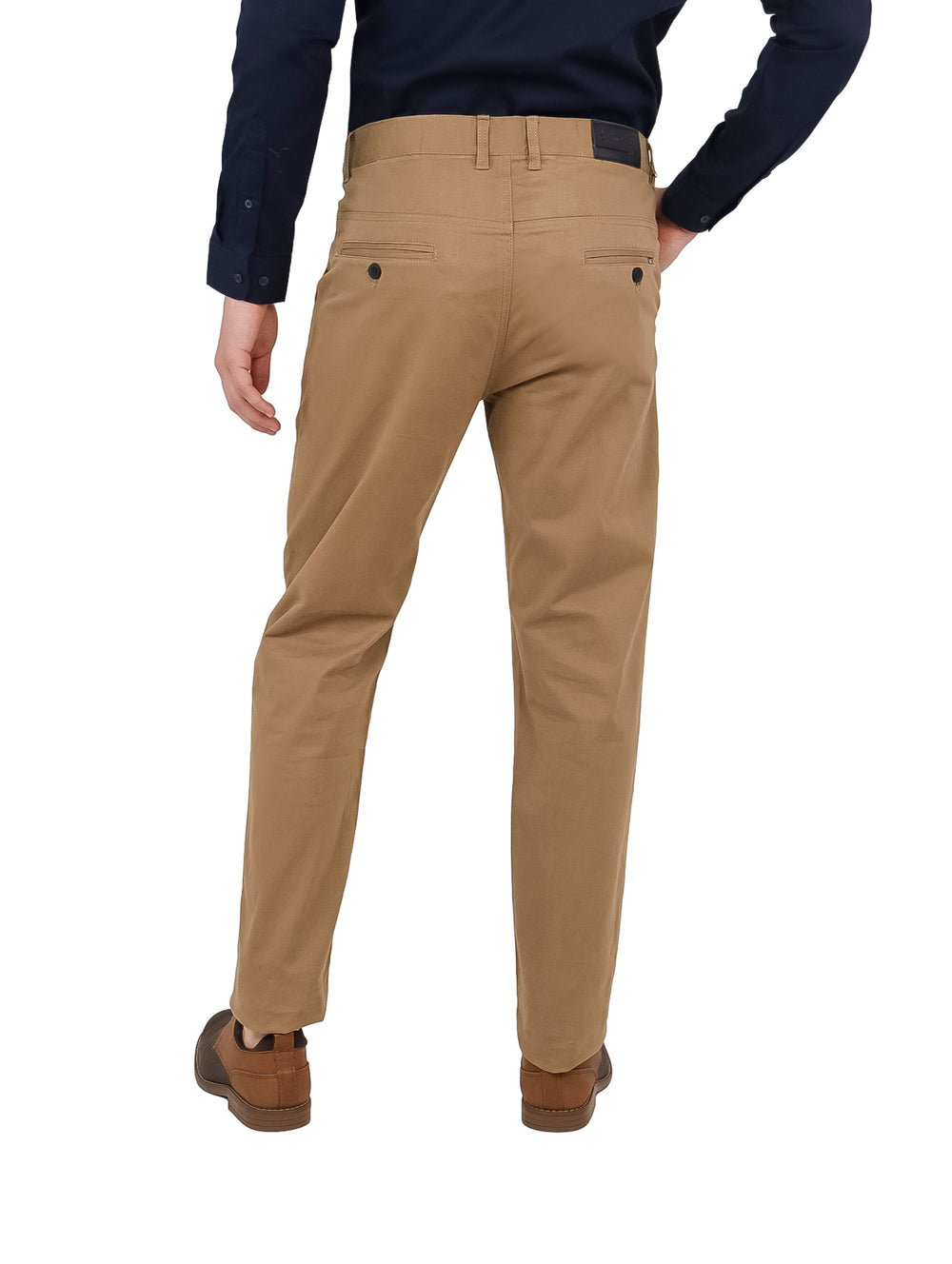Pantalón de gabardina color camel con corte slim fit para hombre.