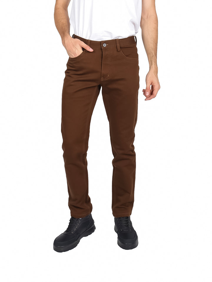 Hombre vistiendo un pantalón slim fit de color marrón.