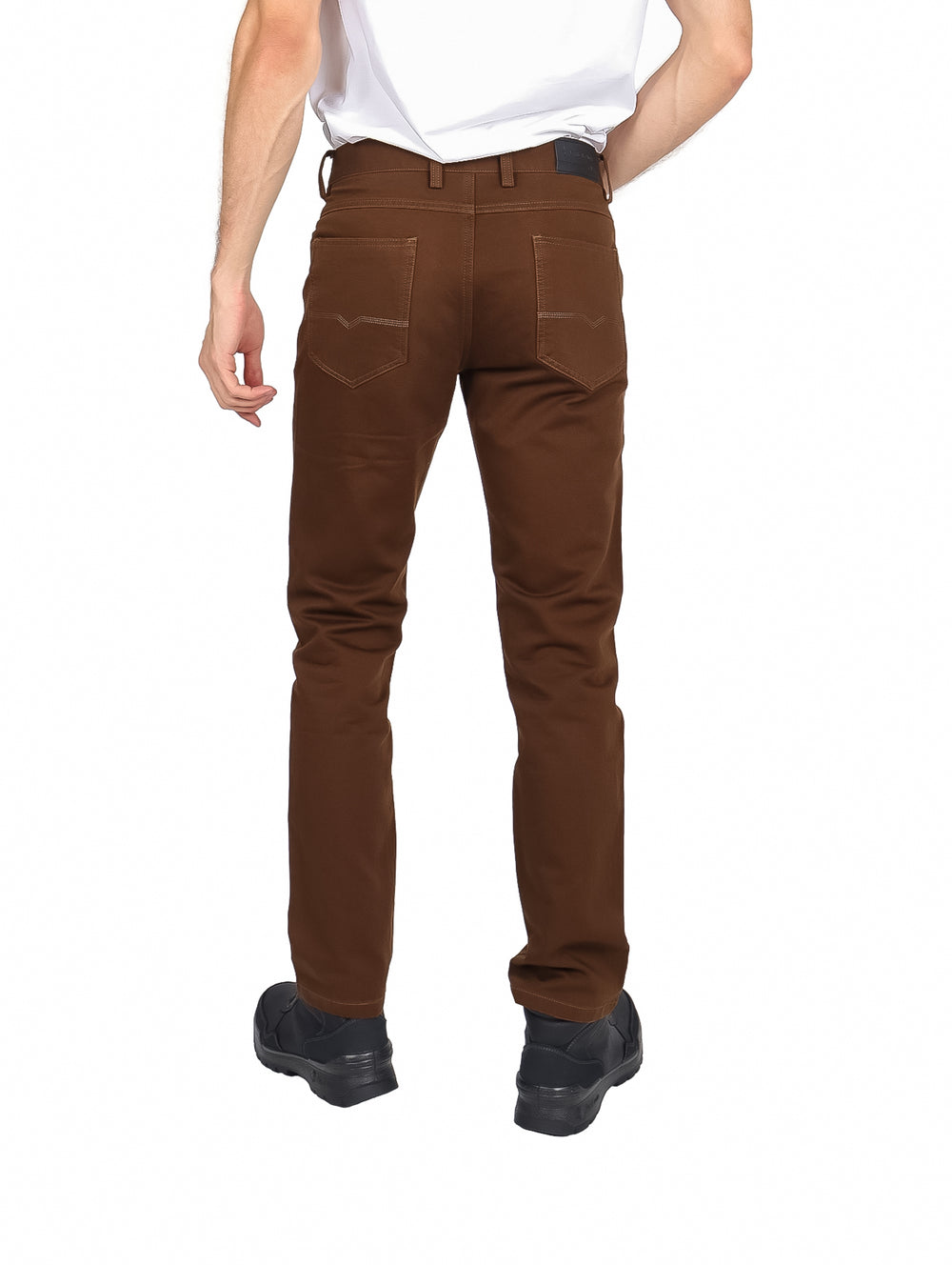 Hombre vistiendo un pantalón slim fit de color marrón.