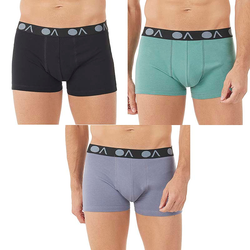 Set de tres bóxers cortos para hombre en colores negro, verde menta y gris con banda elástica en la cintura.