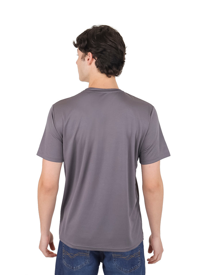 Hombre vistiendo una playera de manga corta color gris oscuro con un pequeño logo en el pecho.