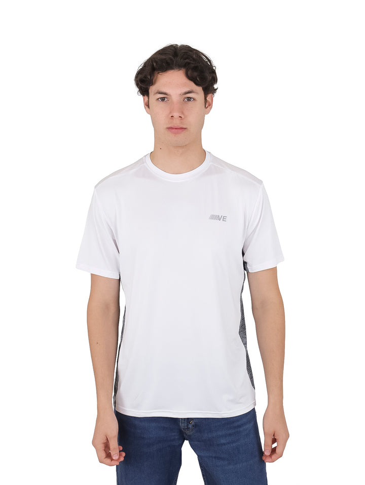 Playera deportiva blanca con paneles laterales en color gris carbón y cuello redondo.