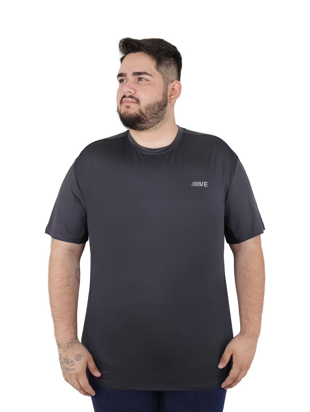Hombre vistiendo una playera de manga corta color gris oscuro con cuello redondo.