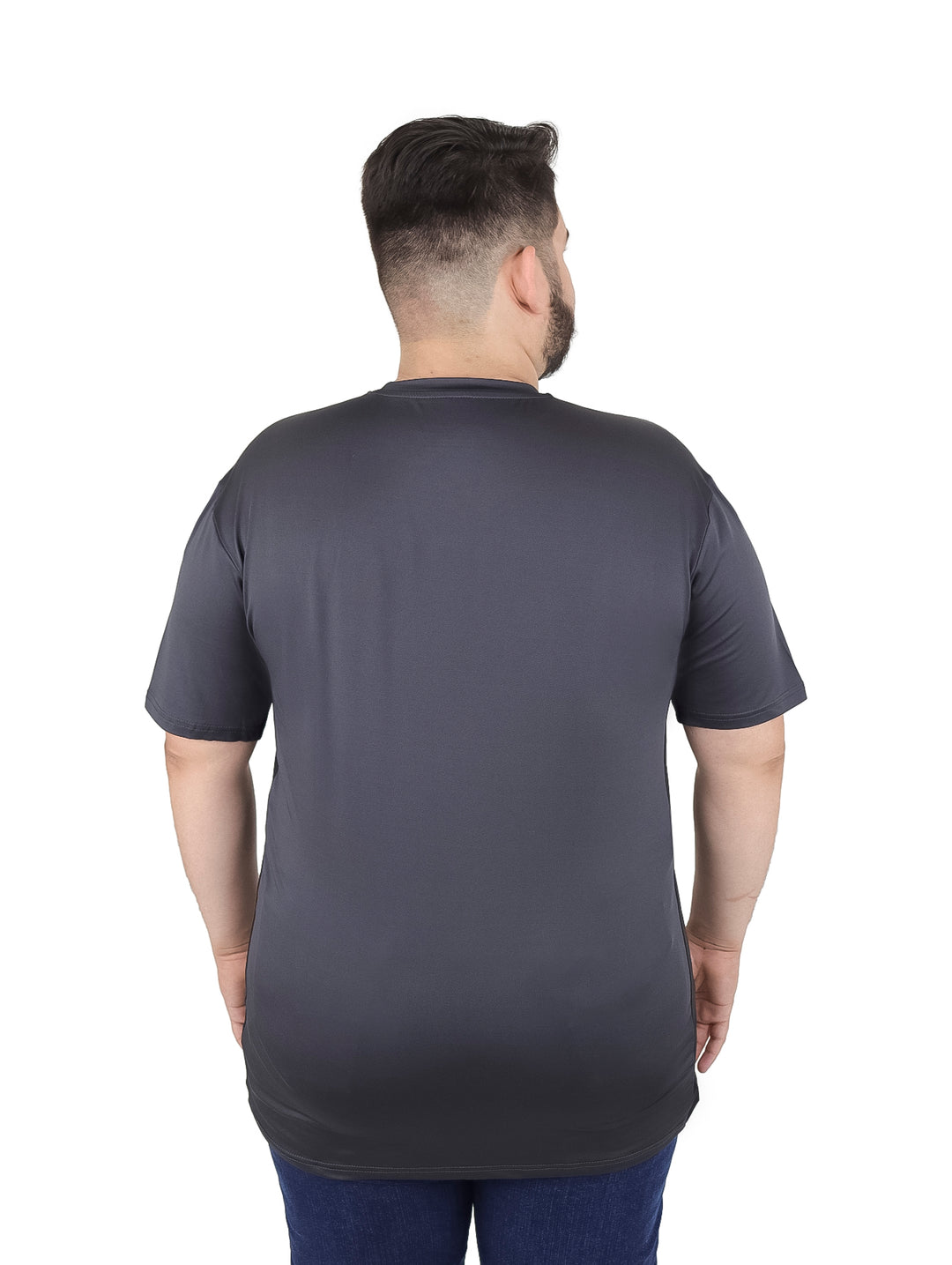 Hombre vistiendo una playera de manga corta color gris oscuro con cuello redondo.