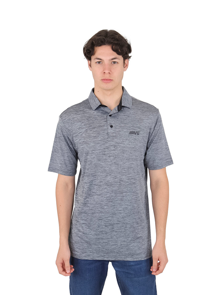 Hombre vistiendo playera polo de color gris carbón con textura jaspeada y cuello.