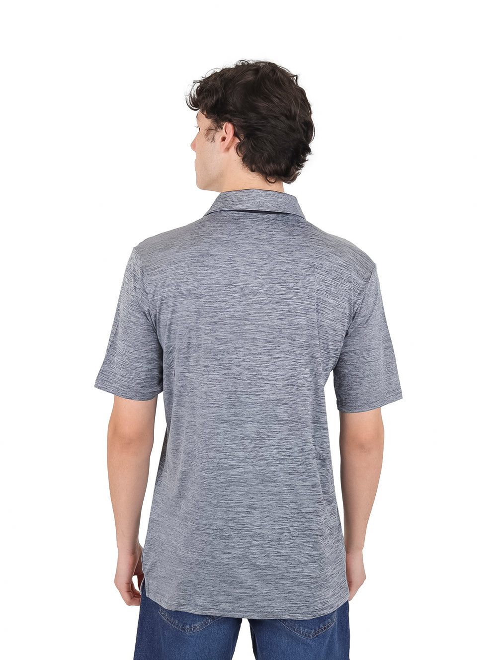 Hombre vistiendo playera polo de color gris carbón con textura jaspeada y cuello.