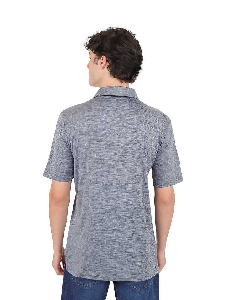 Hombre vistiendo playera polo de color gris carbón con textura jaspeada y cuello.