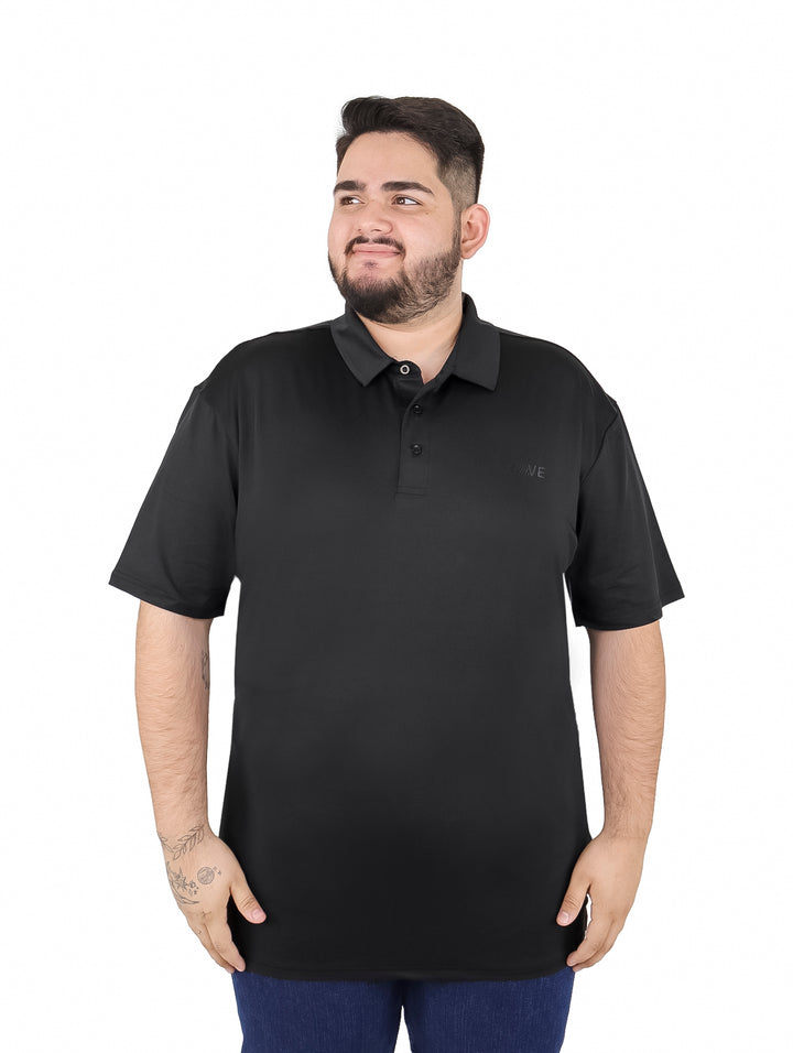 Hombre vistiendo playera polo color negro de manga corta marca Vertical Eagle.