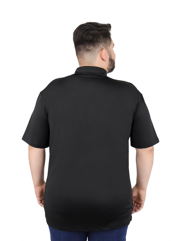 Hombre vistiendo playera polo color negro de manga corta marca Vertical Eagle.