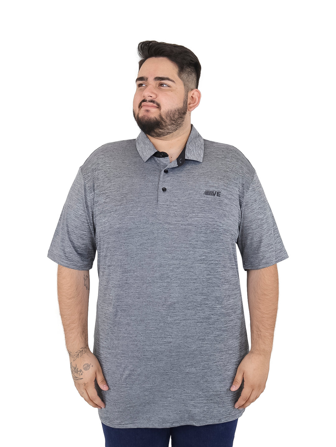 Hombre vistiendo playera polo color gris carbón de manga corta con cuello y botones.