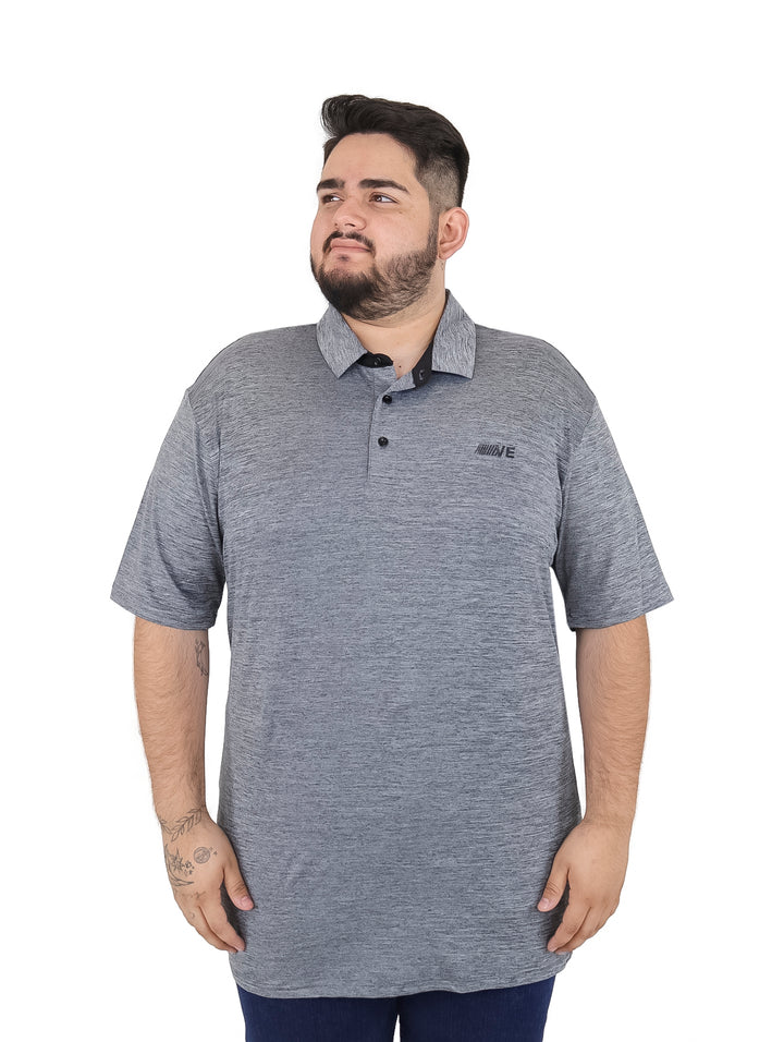 Hombre vistiendo playera polo color gris carbón de manga corta con cuello y botones.