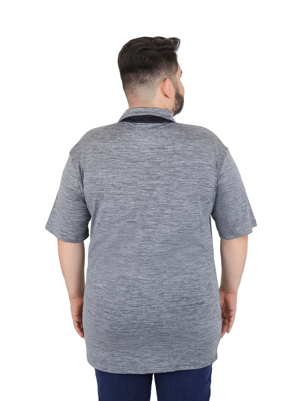 Hombre vistiendo playera polo color gris carbón de manga corta con cuello y botones.