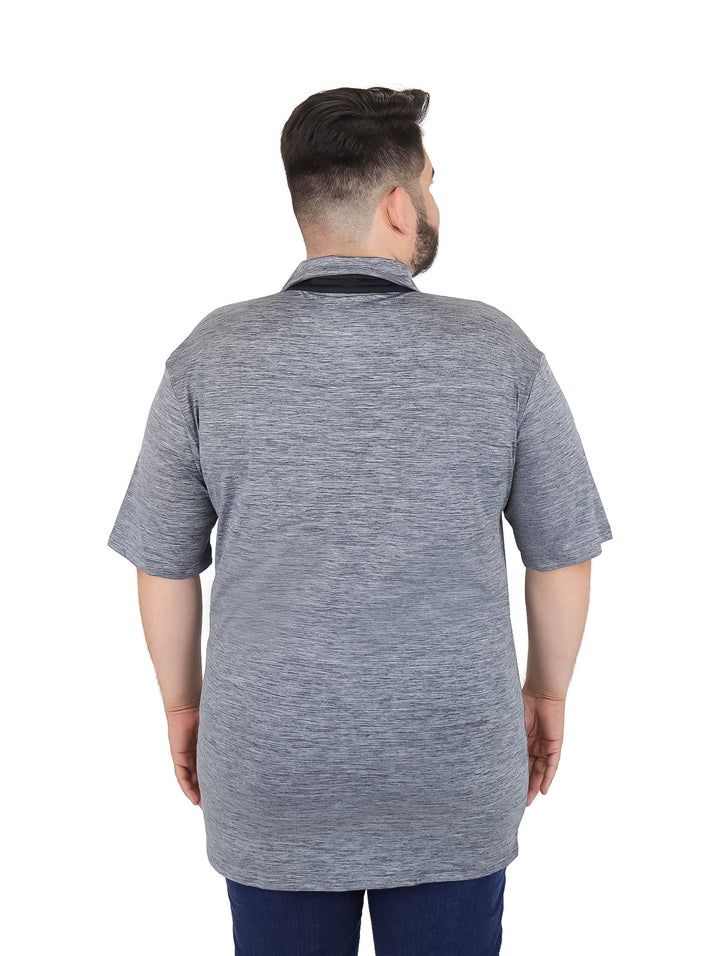 Hombre vistiendo playera polo color gris carbón de manga corta con cuello y botones.