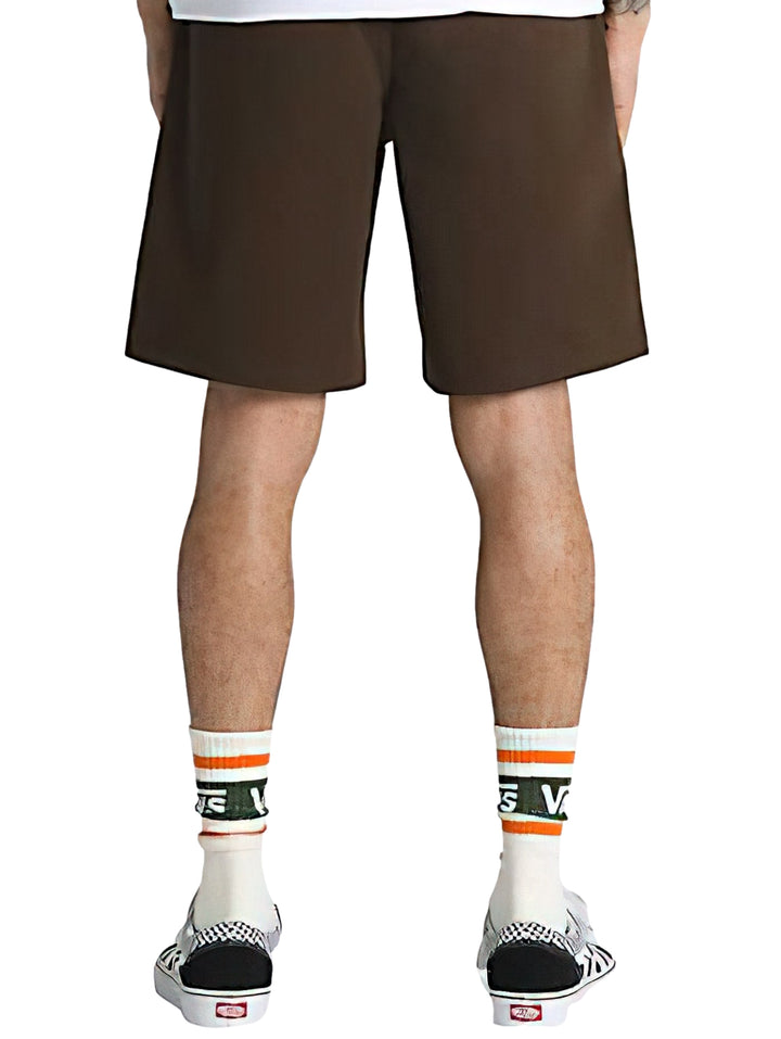 Pantalones cortos color marrón oscuro estilo chino de la marca Vans.