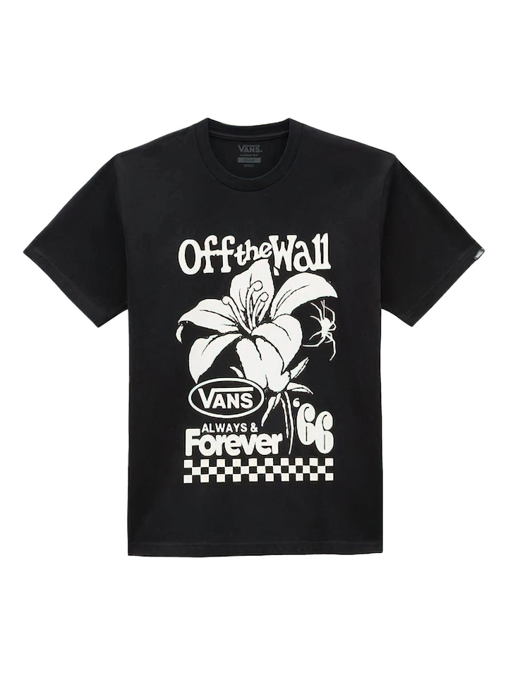 Hombre vistiendo camiseta negra VANS de manga corta con gráfico blanco de una flor y texto.