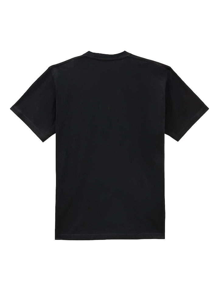 Hombre vistiendo camiseta negra VANS de manga corta con gráfico blanco de una flor y texto.