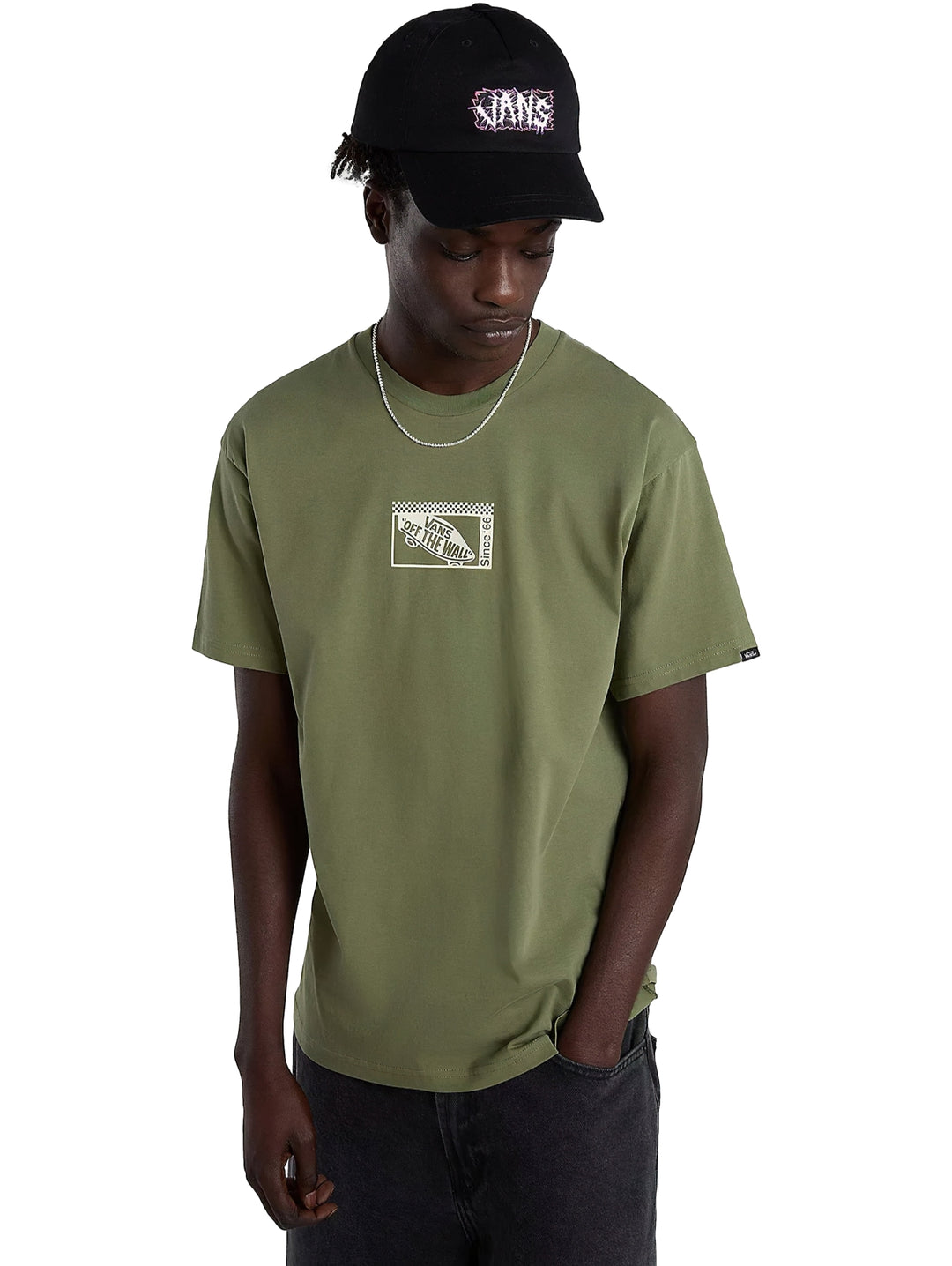 Hombre usando una camiseta de manga corta color oliva con un gráfico frontal blanco de VANS.