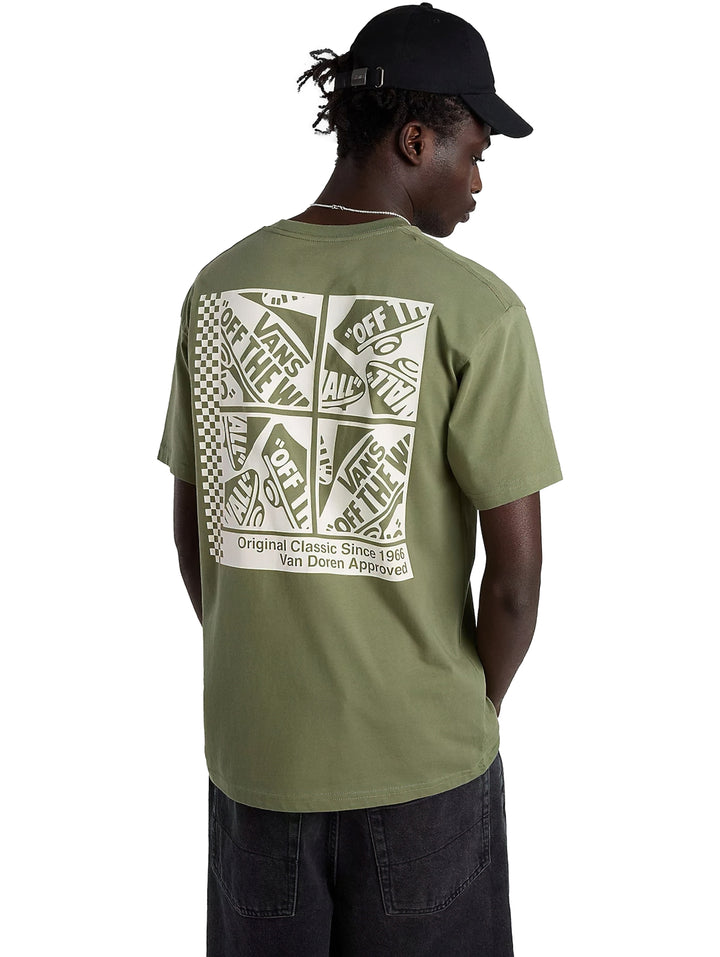 Hombre usando una camiseta de manga corta color oliva con un gráfico frontal blanco de VANS.