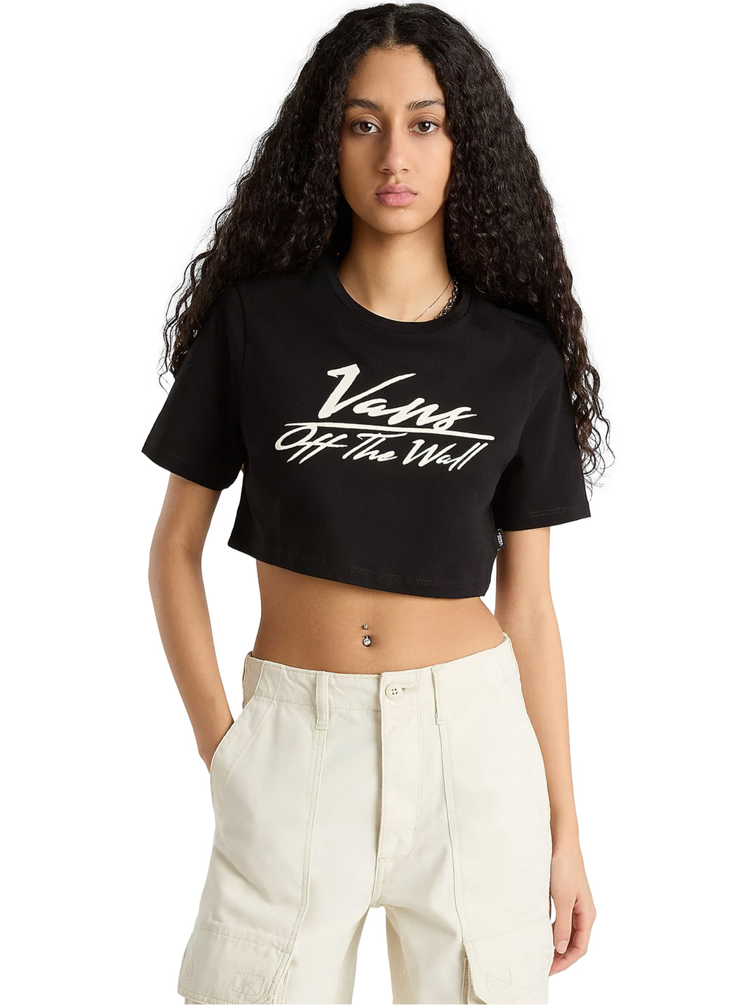 Camiseta crop top negra de marca Vans con logotipo blanco en el pecho.