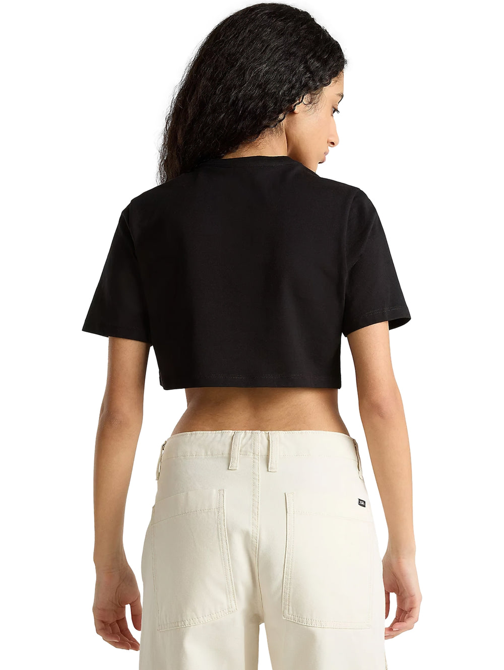 Camiseta crop top negra de marca Vans con logotipo blanco en el pecho.