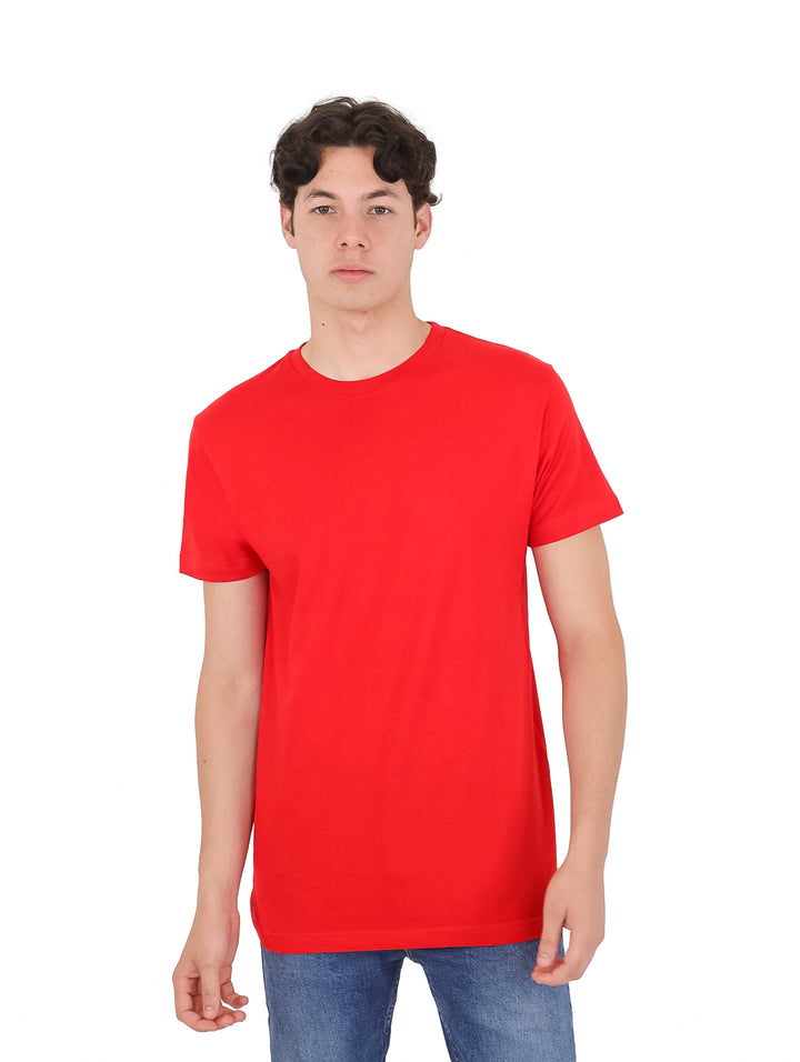 Hombre vistiendo una playera roja lisa de manga corta y cuello redondo.
