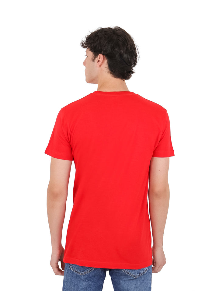 Hombre vistiendo una playera roja lisa de manga corta y cuello redondo.