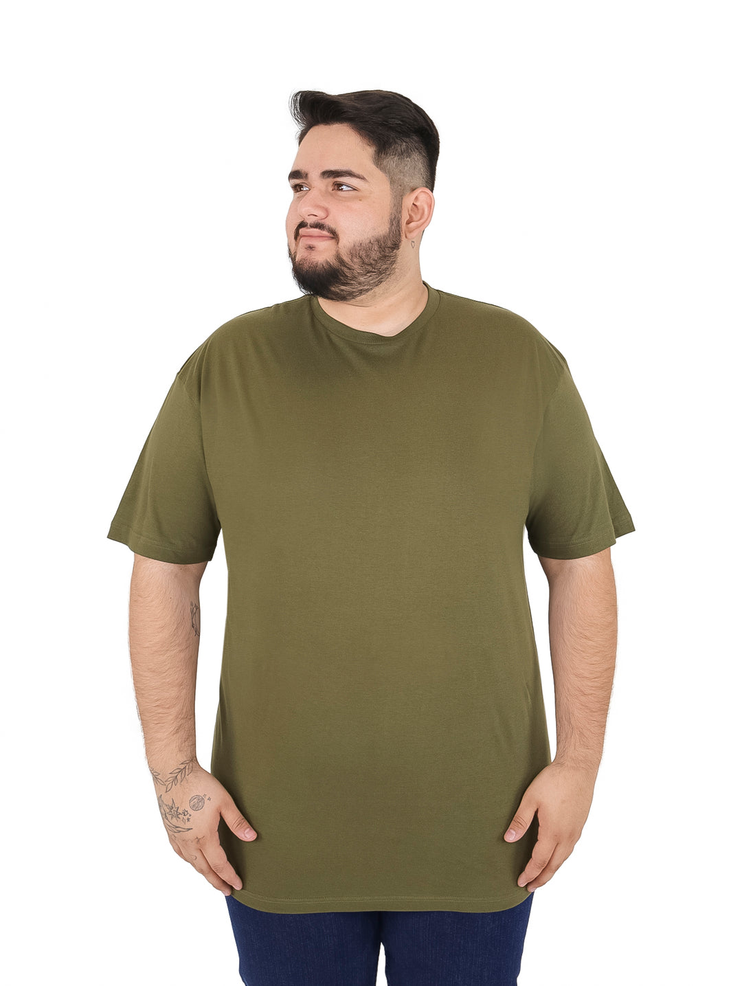 Hombre vistiendo una playera lisa de color verde militar con cuello redondo y manga corta.