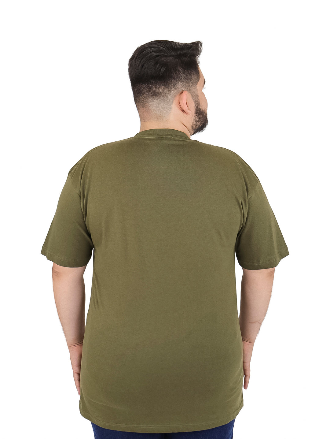 Hombre vistiendo una playera lisa de color verde militar con cuello redondo y manga corta.