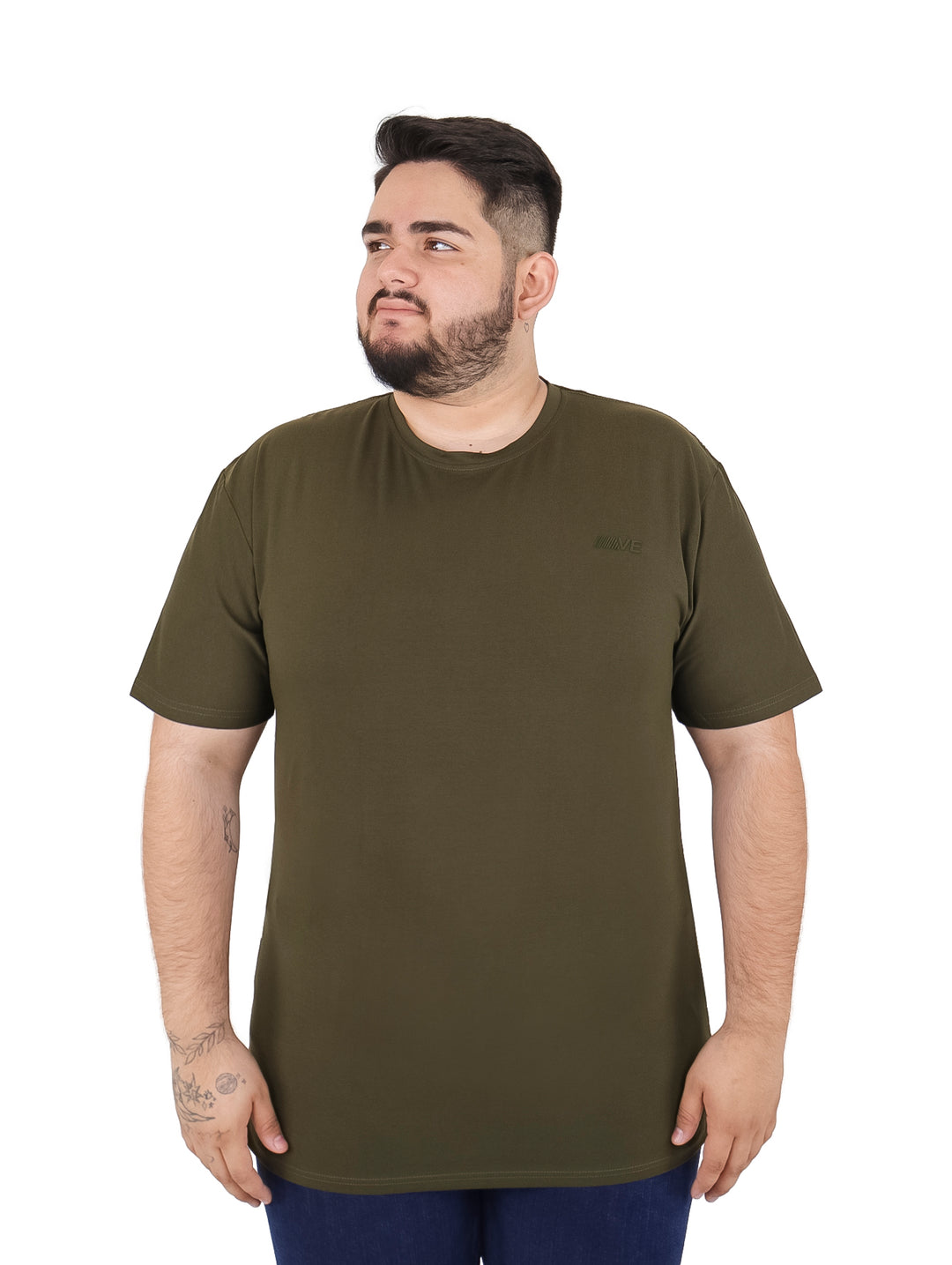 Hombre vistiendo playera básica de color verde olivo, manga corta y cuello redondo.