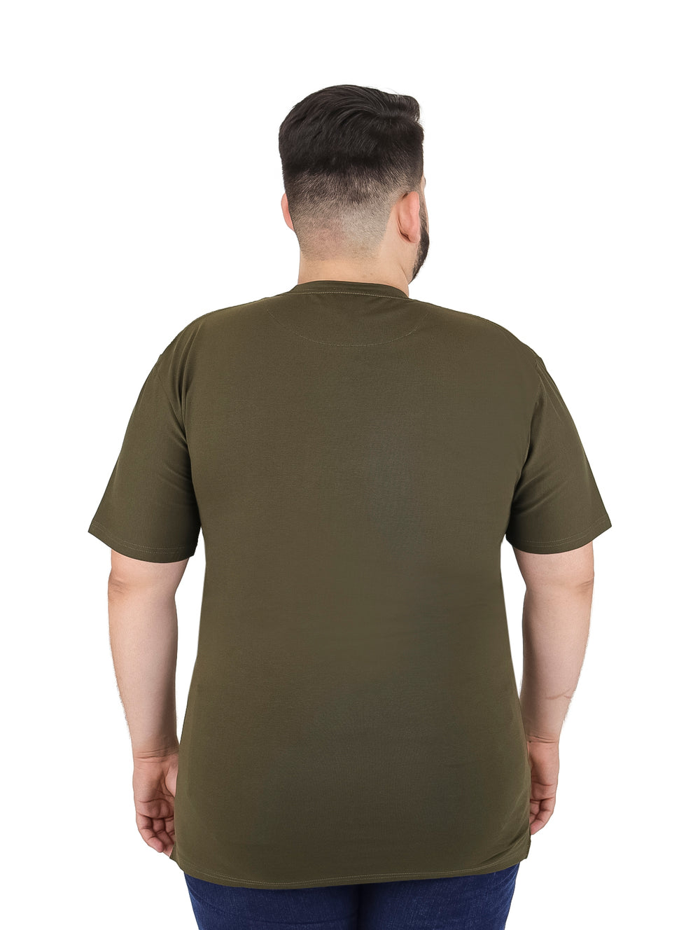 Hombre vistiendo playera básica de color verde olivo, manga corta y cuello redondo.