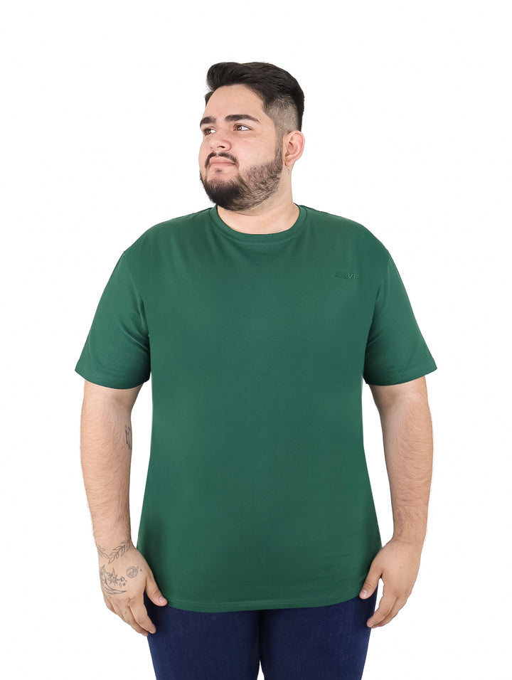 Hombre vistiendo una playera de color verde lisa de manga corta y cuello redondo.